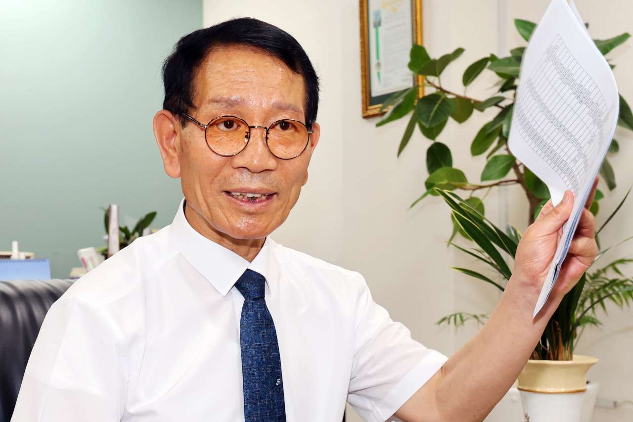 14일 오후 광주 서구 5·18 부상자회 사무실에서 황일봉 회장이 기자회견을 하고 있다.[연합]