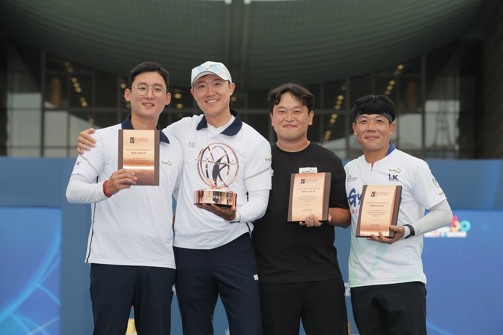 '현대자동차 정몽구배 한국양궁대회 2023'에서 남자 컴파운드 부문 1·2·3위에 오른 현대제철 소속 김종호(왼쪽부터), 최용희, 강동현 선수와 4위를 차지한 인천계양구청 소속 윤영준 선수가 기념 촬영을 하는 모습. [현대제철 제공]
