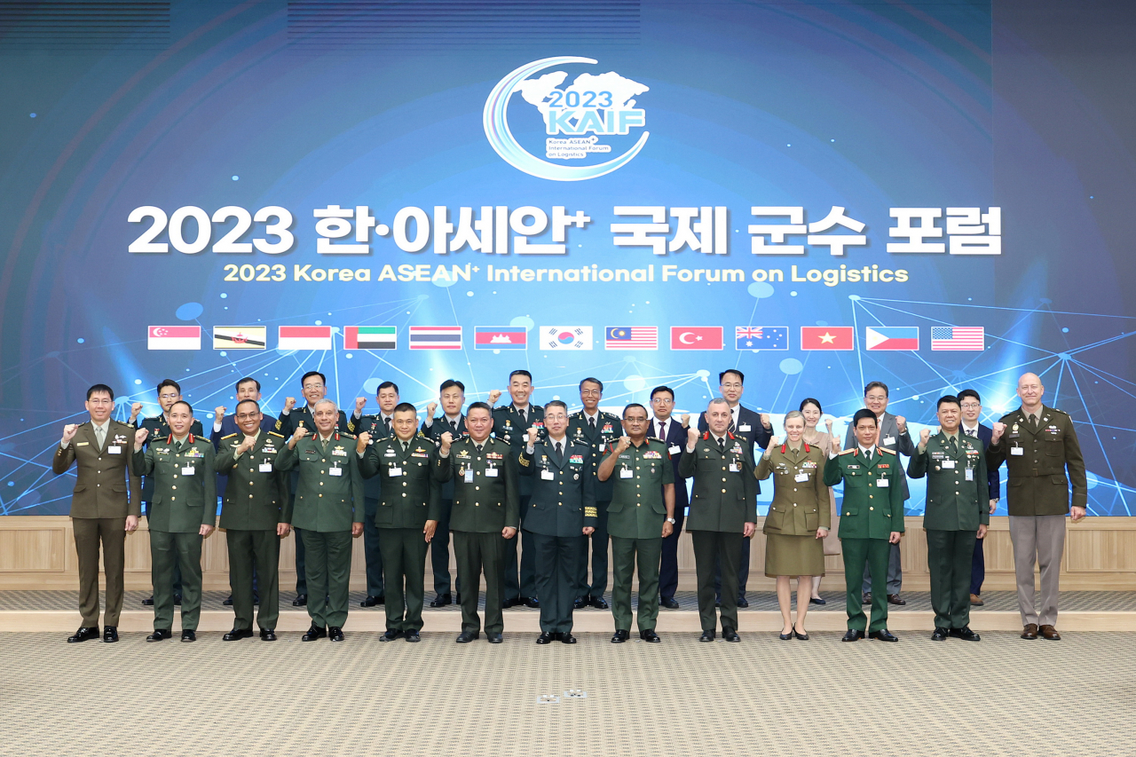 육군이 아세안 국가들과 상호군수지원협정의 확대를 추진한다. 19일 계룡 육군본부에서 열린 ‘2023 한·아세안+ 국제 군수포럼’ 에서 고현석(중장, 앞줄중앙) 육군참모차장 등 주요 참석자들이 기념사진을 촬영하고 있다.[육군 제공]