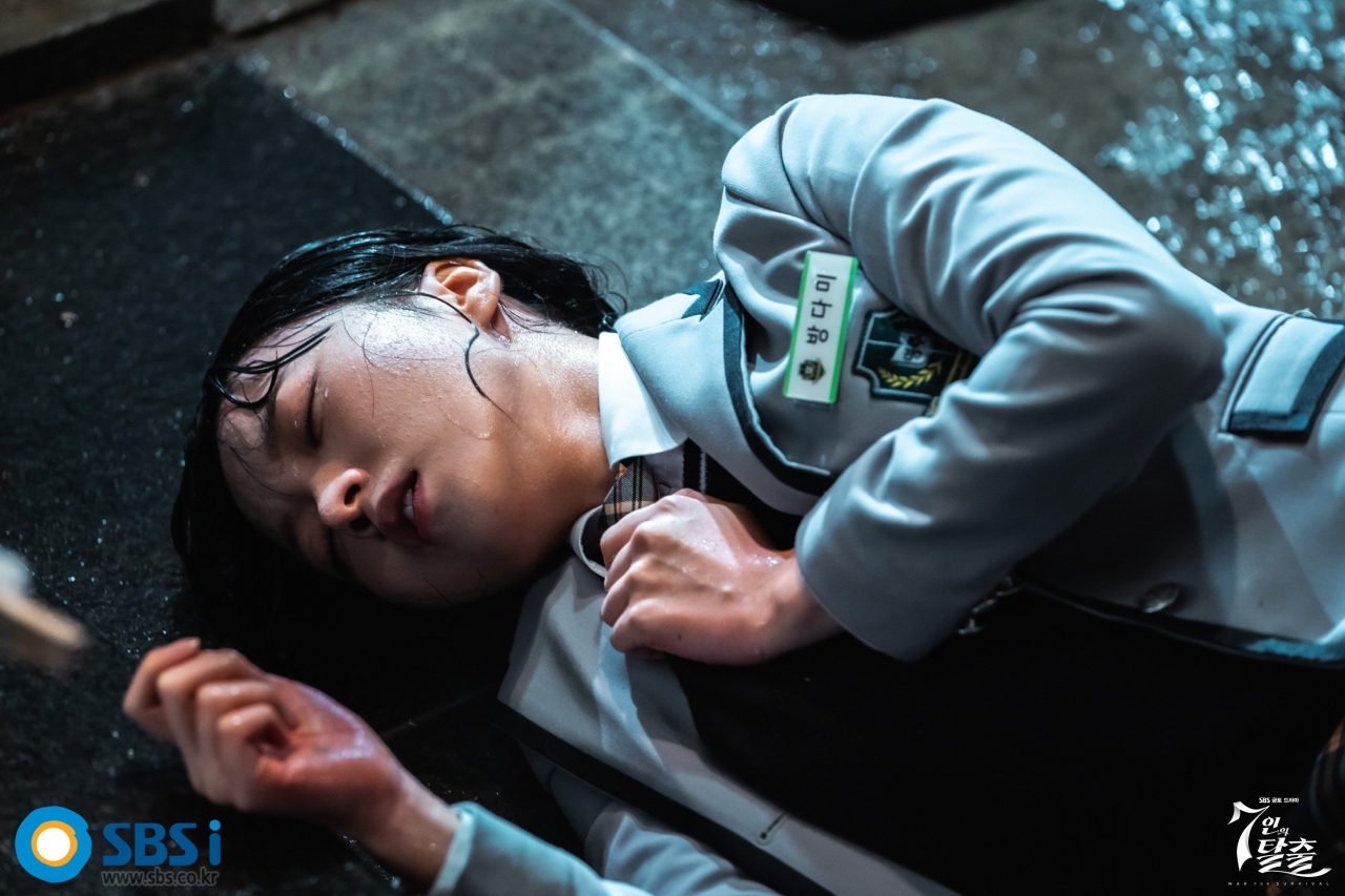 '7인의 탈출' 정라엘이 교복을 입고 비오는 바닥에 쓰러져 있다. [SBSI]