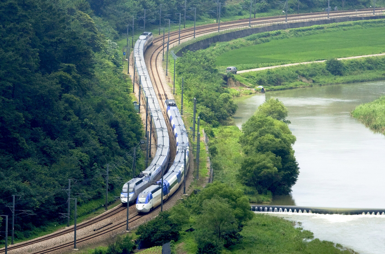 KTX 어미와 새끼 [코레일 제공, 탁송인 작가]