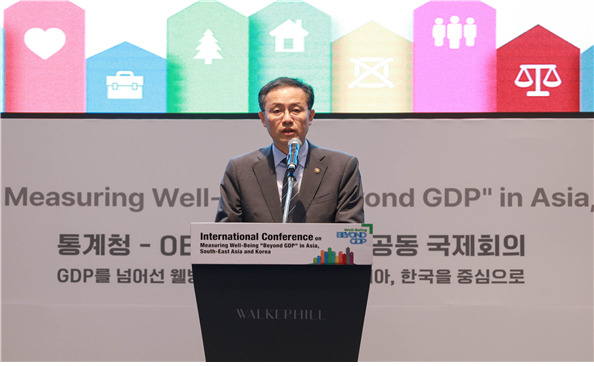 이형일 통계청장이 19~20일 -서울 워커힐호텔에서 경제협력개발기구(OECD) WISE(Well-being, Inclusion, Sustainability and Equal Opportunity)센터와 공동으로 개최하는 국제회의에서 개회사를 하고 있다.[통계청 제공]