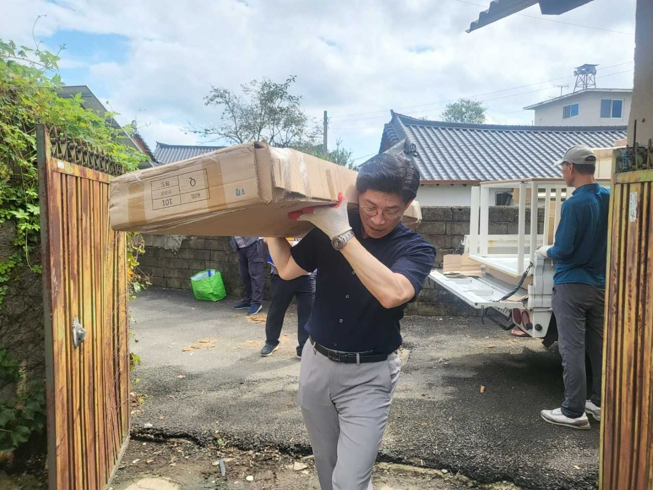 노 소장은 최근 광주고려라이온스클럽과 함께 광주 남구 대촌동에 거주하고 있는 다문화 2세대를 위한 ‘공부방 만들기 및 집수리 봉사활동’을 펼쳤다.