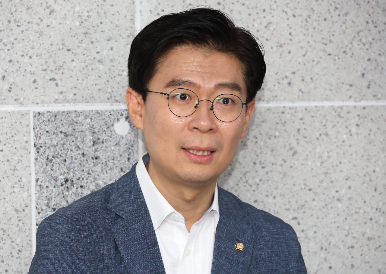 조정훈 시대전환 의원이 19일 국회 의원회관에서 국민의힘 합당설과 관련해 입장을 발표하고 있다. [연합]