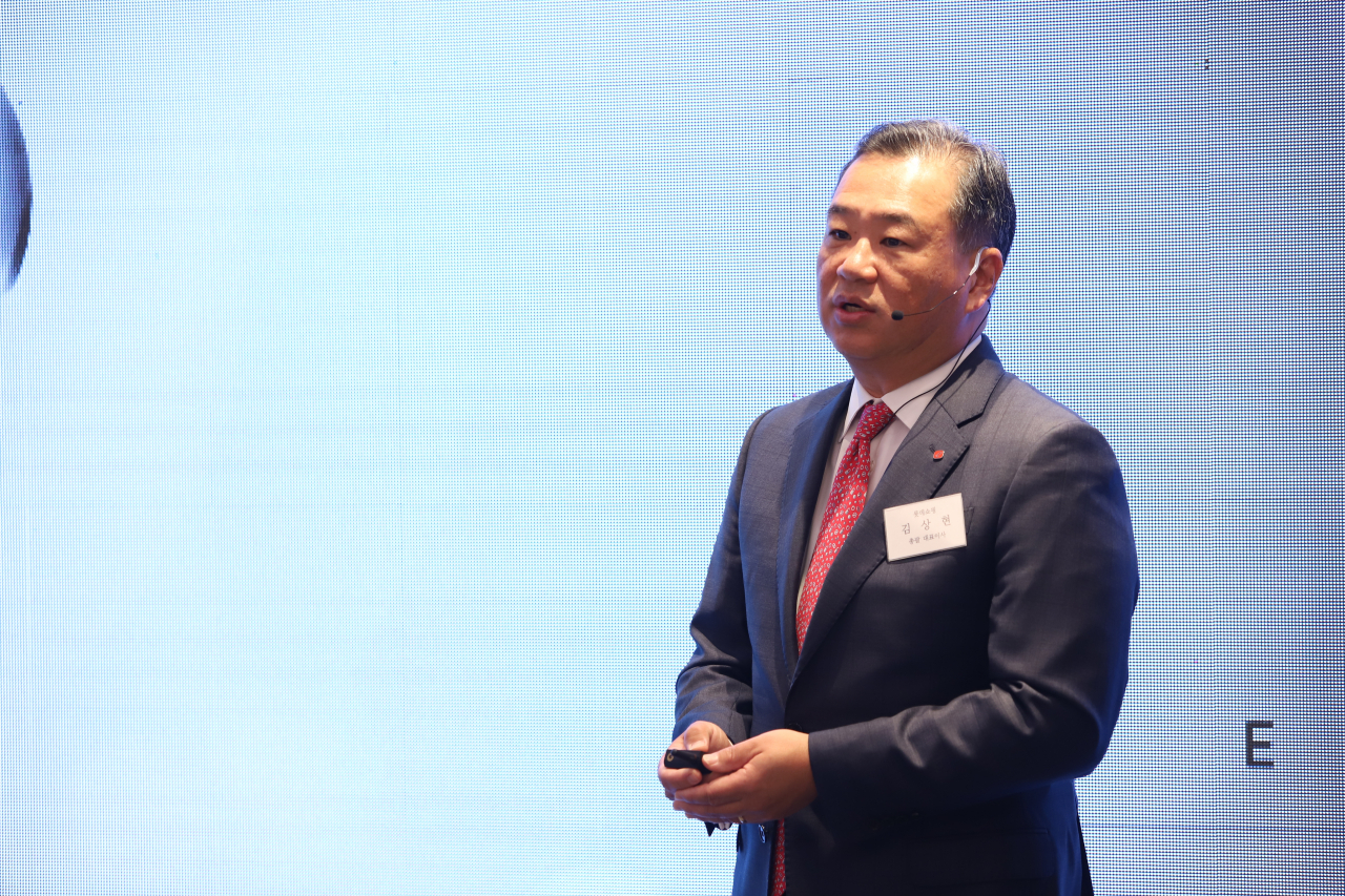 김상현 롯데그룹 유통군HQ 총괄대표(부회장)이 19일 ‘롯데쇼핑 CEO IR 데이(DAY)’에서 발표를 하고 있다. [롯데쇼핑 제공]