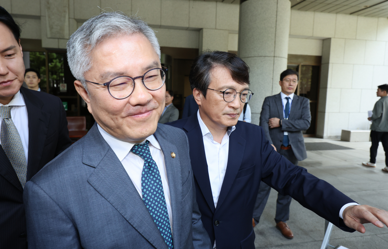 조국 전 법무부 장관 아들의 인턴 확인 경력서를 허위로 써준 혐의로 재판에 넘겨진 최강욱 더불어민주당 의원이 18일 오후 서울 서초구 대법원에서 상고심 선고 공판을 마치고 나오고 있다. [연합]