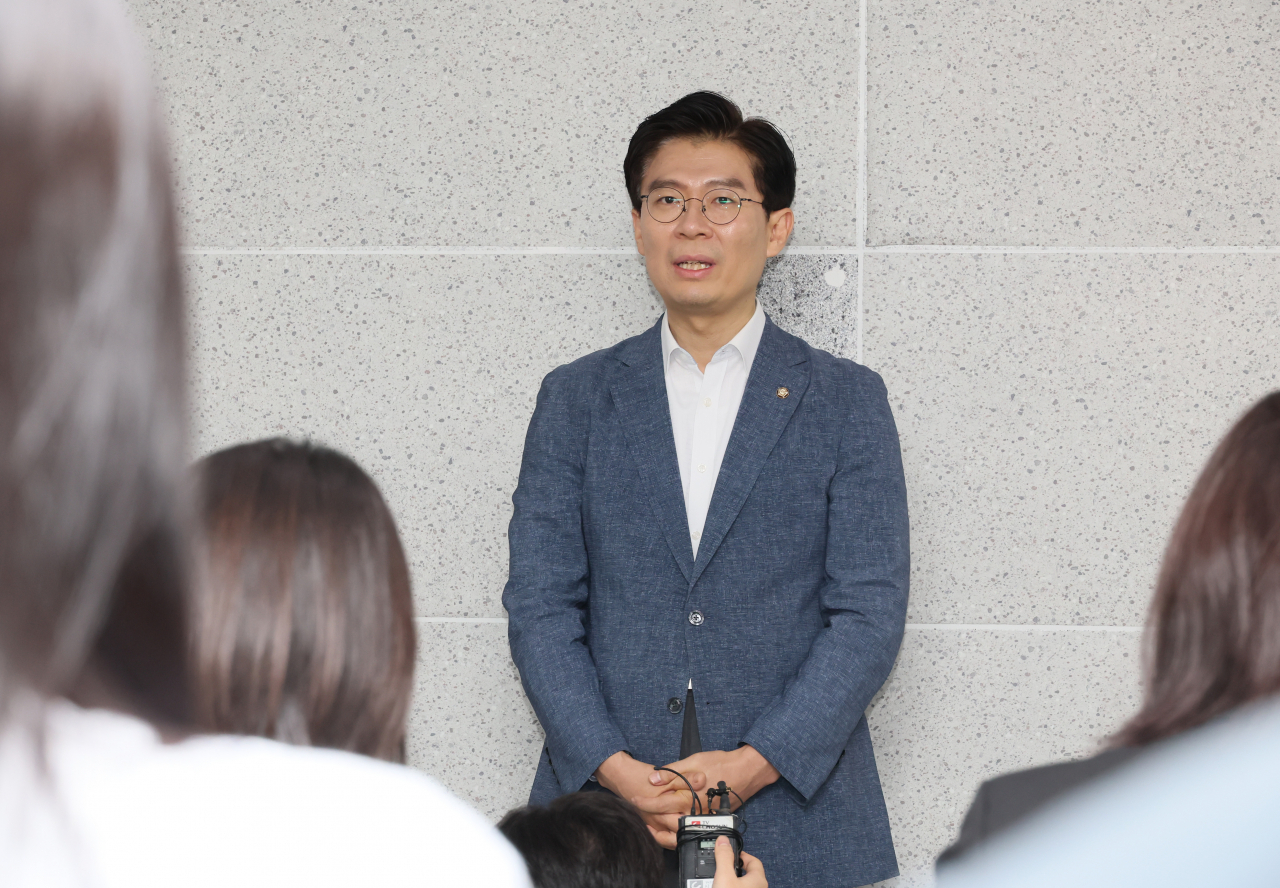 조정훈 시대전환 의원이 19일 국회 의원회관에서 국민의힘 합당설과 관련해 입장을 발표하고 있다. [연합]