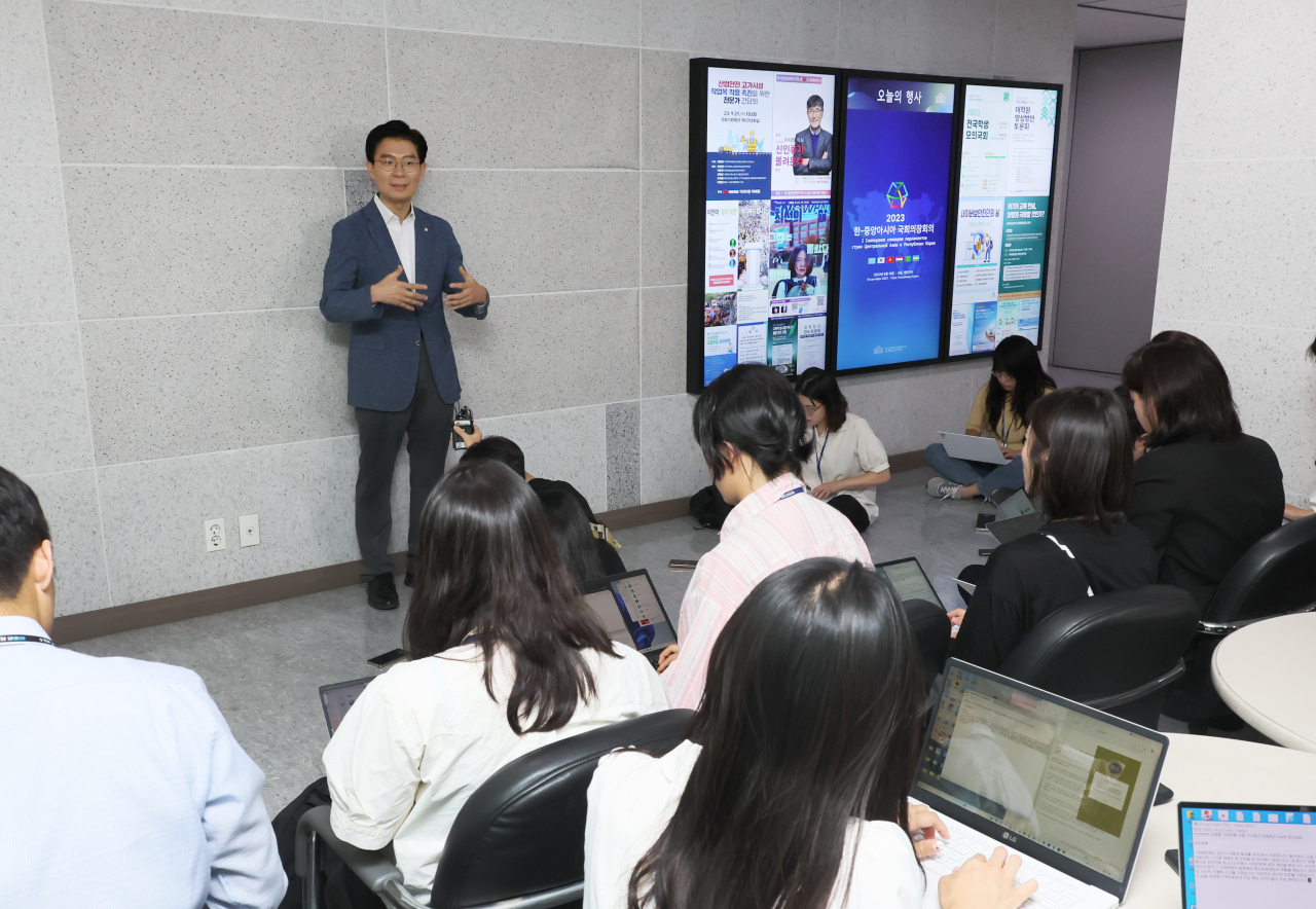 조정훈 시대전환 의원이 19일 국회 의원회관에서 국민의힘 합당설과 관련해 입장을 발표하고 있다. [연합]