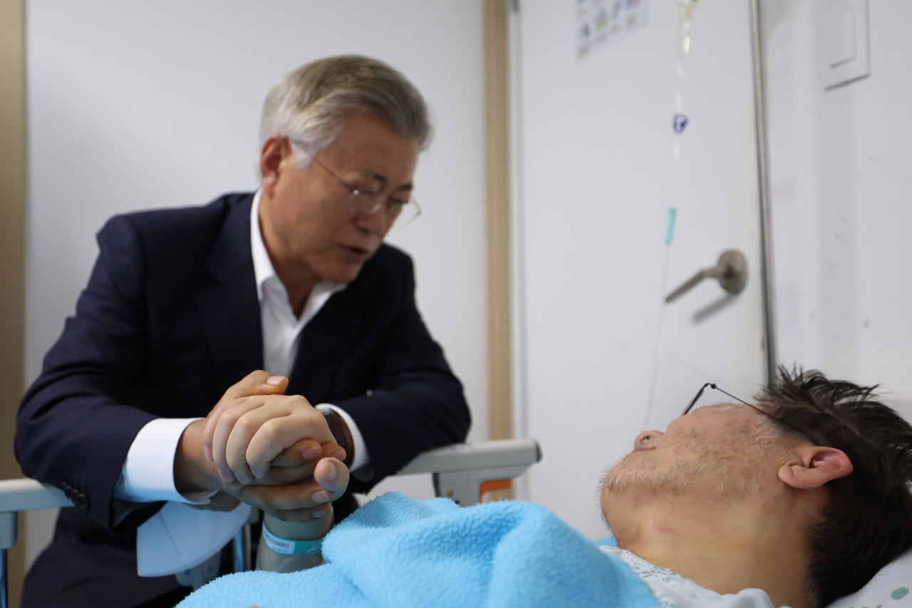 문재인 전 대통령이 19일 오후 서울 중랑구 녹색병원을 방문해 입원 중인 더불어민주당 이재명 대표를 만나고 있다. [연합]