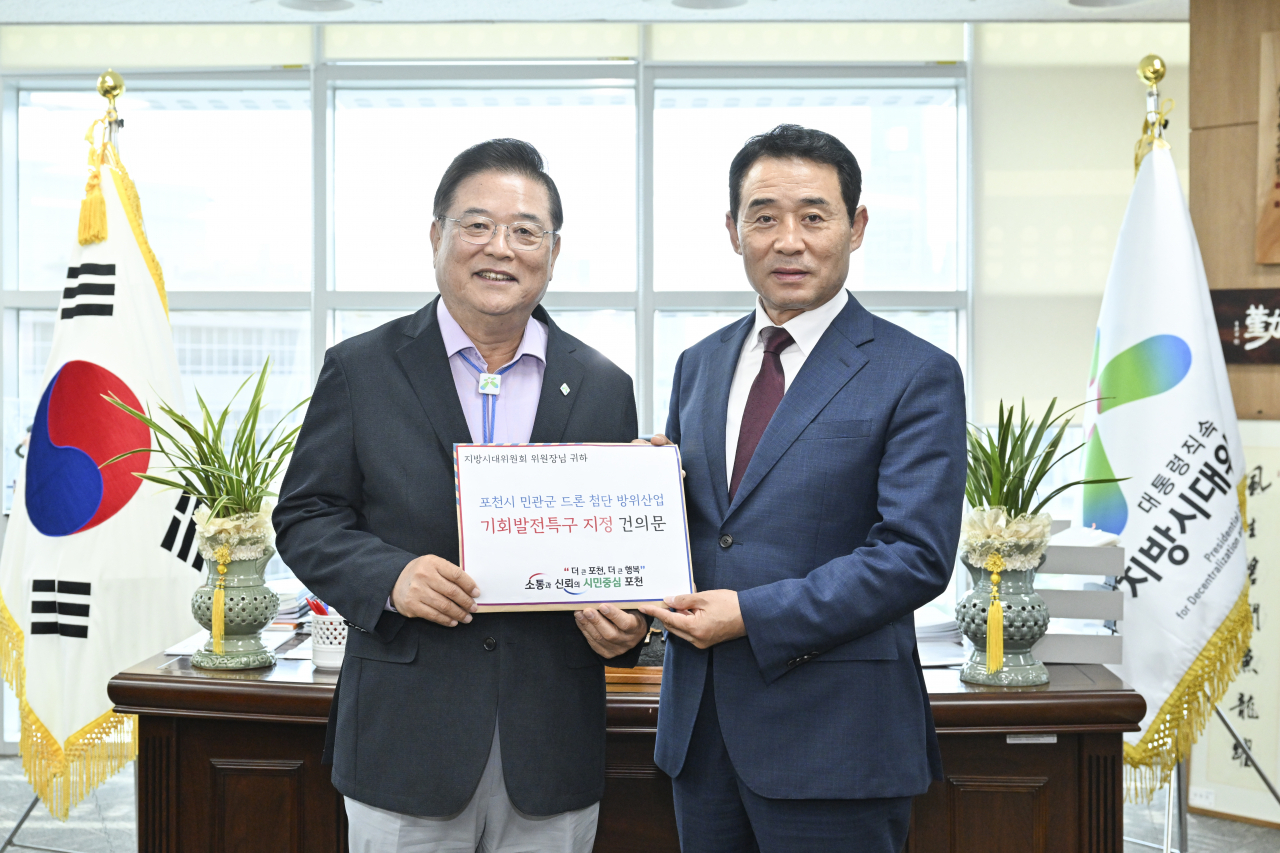 백영현 포천시장(오른쪽), 이동기 지방시대위원회 위원장 면담