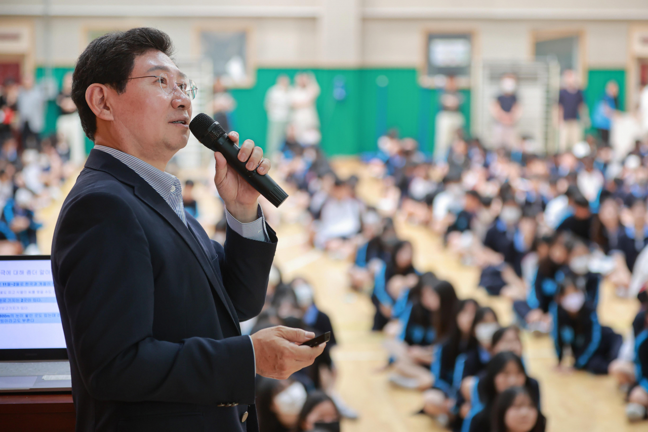 이상일 용인특례시장이 19일 동백중학교에서 남극 이야기와 기후위기를 주제로 강연했다.