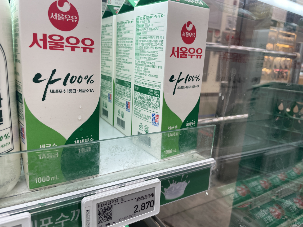 18일 오후 서울 마포구 한 대형마트에 진열된 국내산 신선우유. 제품 겉면에 원유 등급에 대한 홍보 문구가 적혀 있다. 전새날 기자