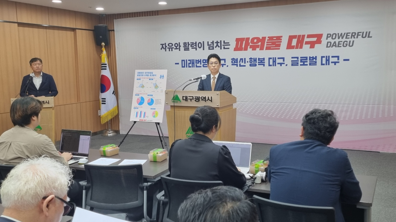 안중곤 대구시 경제국장이 19일 동인청사 브리핑룸에서 대형마트 의무휴업일 평일전환 효과 등에 대해 설명하고 있다.[사진=김병진 기자]