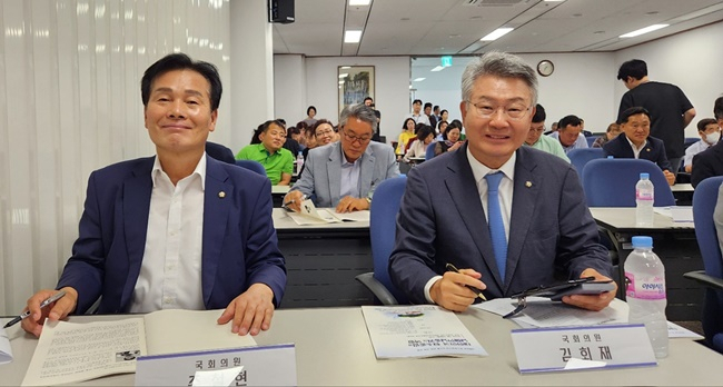 사진 왼쪽부터 주철현 의원(여수갑)과 김회재 의원(여수을).