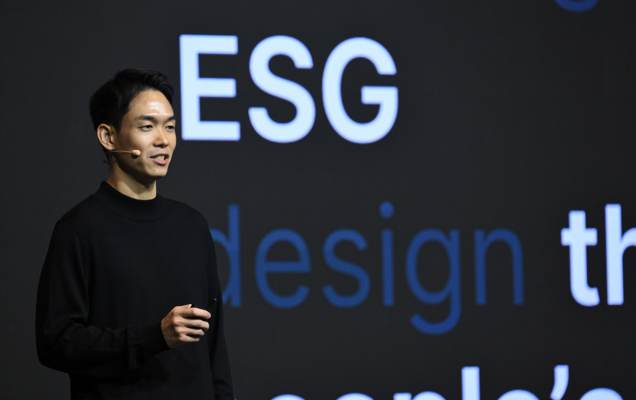 Edward Lee gives a presentation on "Design for Humanity: Motion Driven by Heart" at the Herald Design Forum 2023 at the Shilla Seoul on Tuesday. (Lee Sang-sub/The Korea Herald)