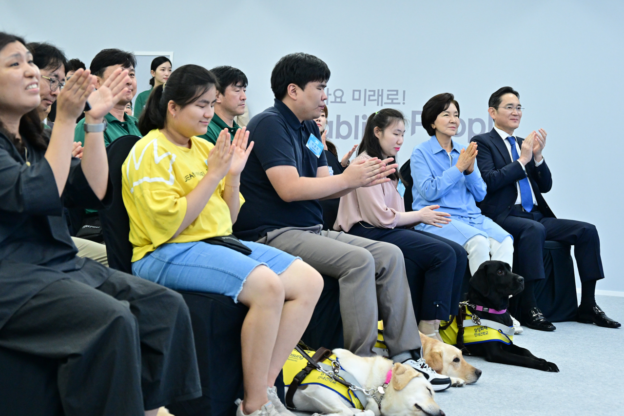 “저를 장애인 아닌 반려동물 보호자로 봐줘요” 삼성 ‘안내견’이 만든 기적 [비즈360]