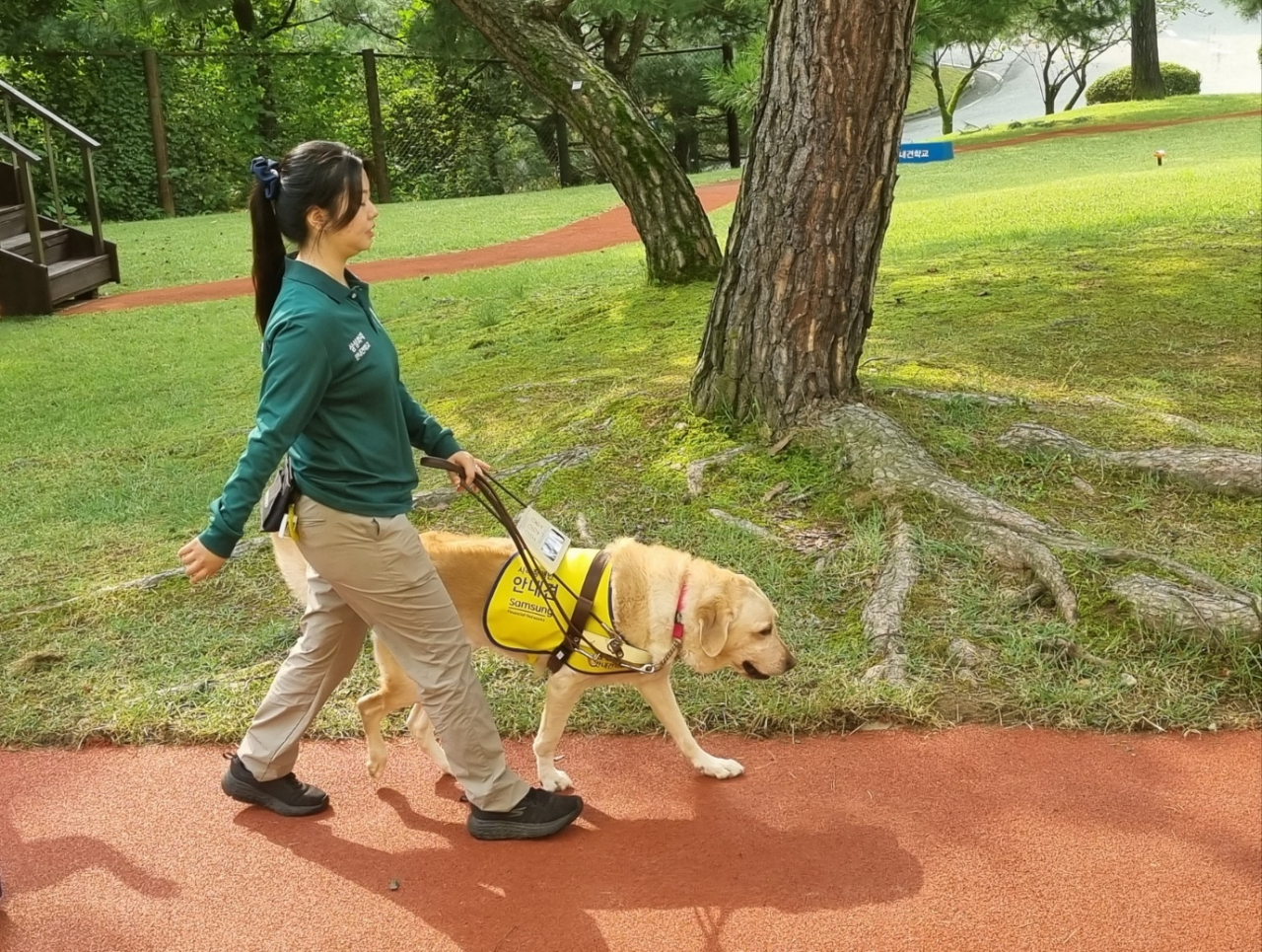 “저를 장애인 아닌 반려동물 보호자로 봐줘요” 삼성 ‘안내견’이 만든 기적 [비즈360]