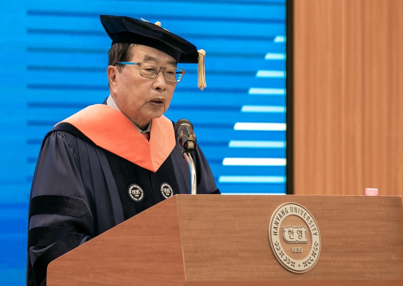 김재철 동원그룹 명예회장이 19일 서울 성동구 한양대학교 백남학술정보관에서 열린 명예 공학박사 학위 수여식에서 답례사를 하고 있다. 연합뉴스