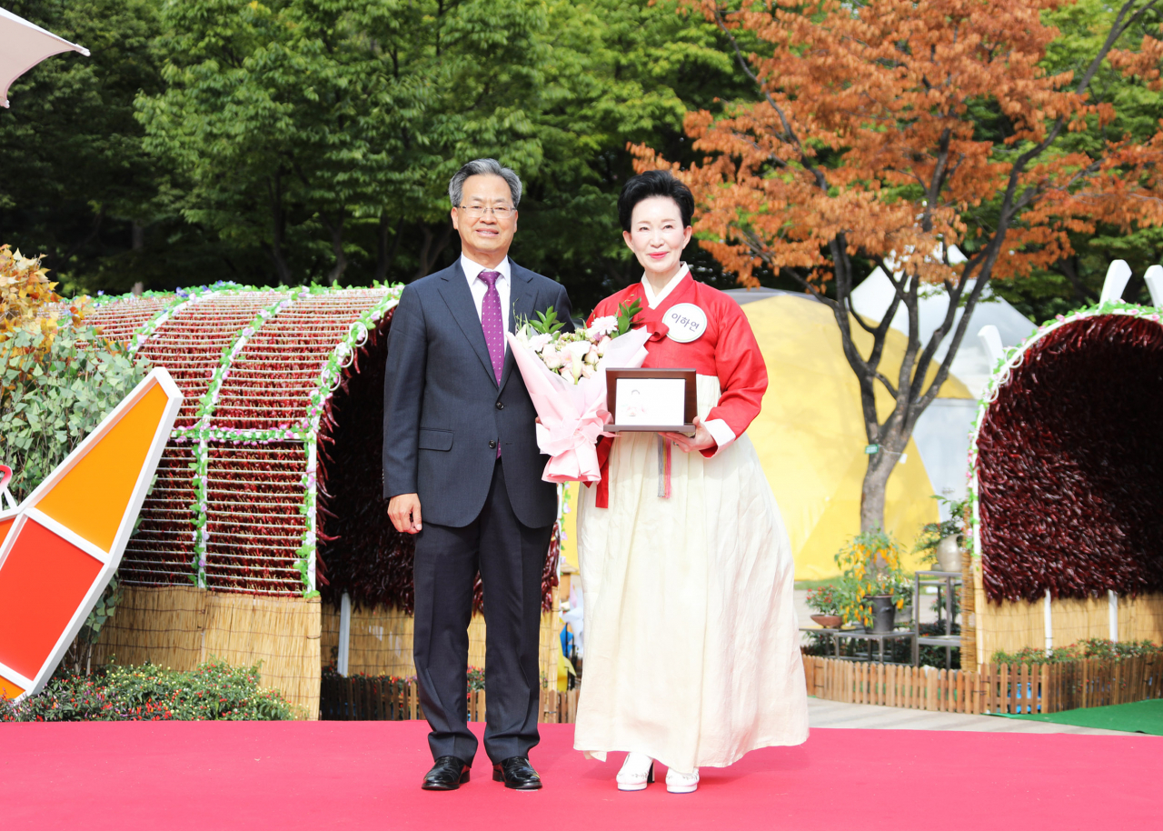 오도창 영양군수와 이하연 대한민국김치협회 회장이 기념사진을 촬영하고 있다.[영양군 제공]