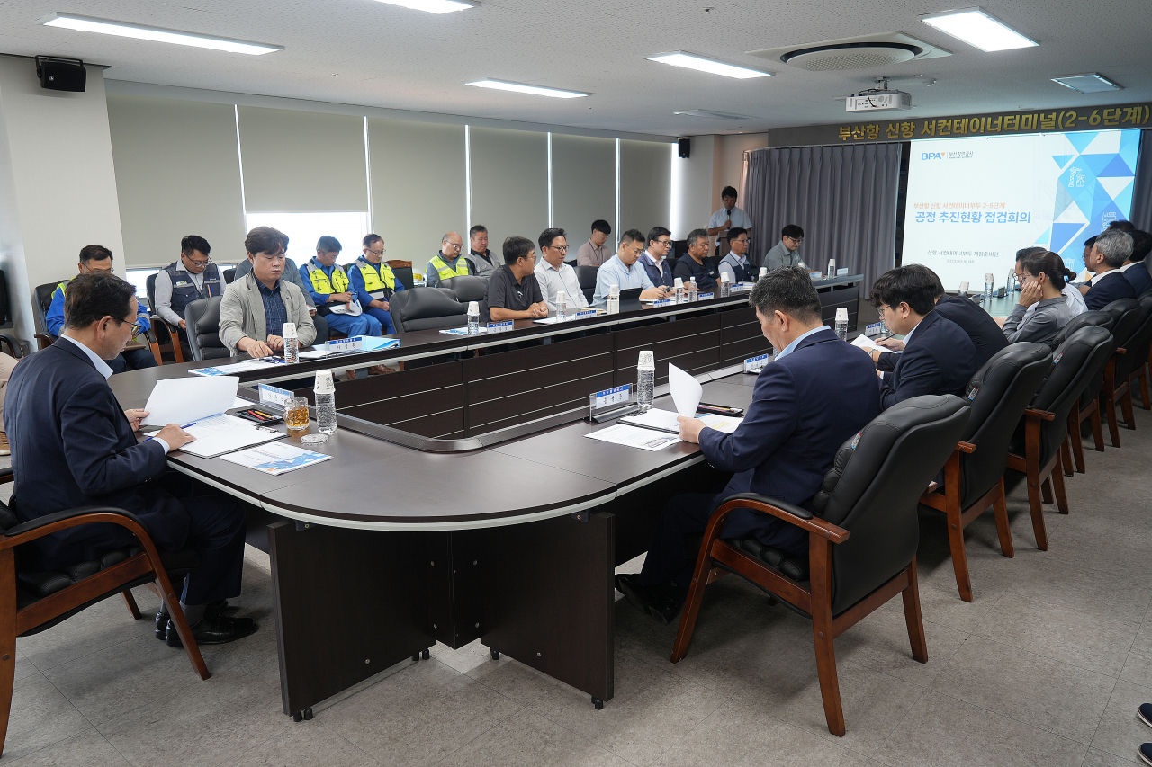 강준석 BPA 사장(가운데)이 지난 19일 부산항 신항 서컨테이너부두 추진현황 합동점검 회의를 진행하고 있다. [사진=BPA]