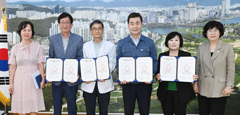 김영길 울산 중구청장(왼쪽 네 번째)이 19일 구청장실에서 김수현 의원 원장, 김영미 베리굿실버복지센터장, 고태안 울산중구지역자활센터장과 ‘재가 의료급여 시범사업’ 추진을 위한 업무협약을 체결하고 있다. [사진=울산 중구]