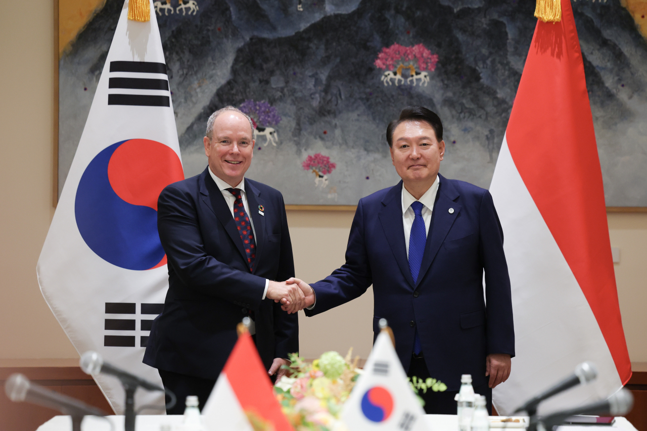 제78차 유엔총회 참석차 미국을 방문 중인 윤석열 대통령이 19일(현지시간) 뉴욕에서 열린 한·모나코 정상회담에서 모나코 군주인 알베르 대공과 악수하며 기념촬영하고 있다. [연합]