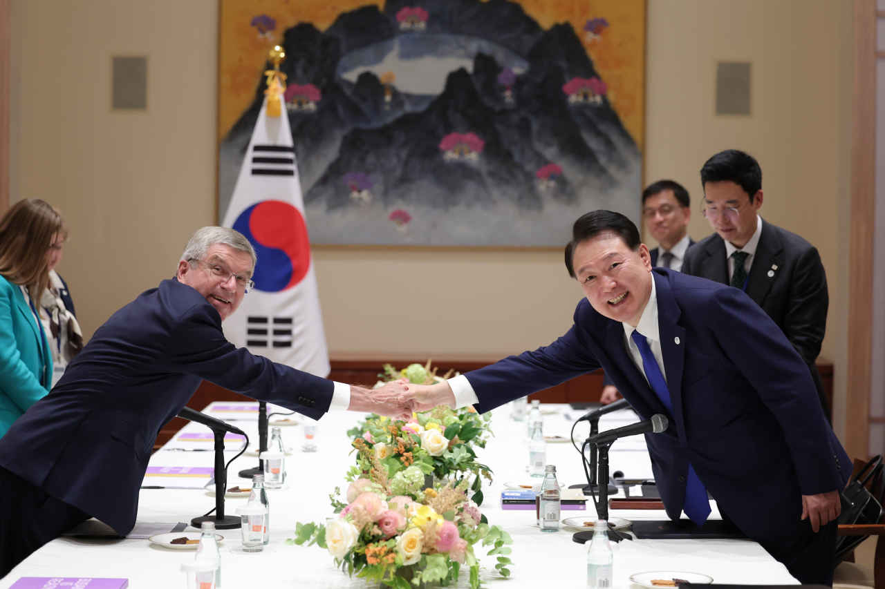 제78차 유엔총회 참석차 미국을 방문 중인 윤석열 대통령이 19일(현지시간) 뉴욕에서 토마스 바흐 국제올림픽위원회(IOC) 위원장을 접견하고 있다. [연합]