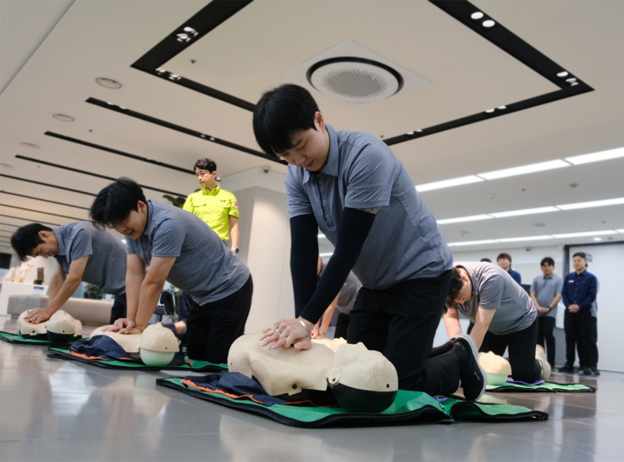 삼성전자서비스 을지로센터에서 엔지니어들이 심폐소생술 실습 교육을 받는 모습.[삼성전자서비스 제공]