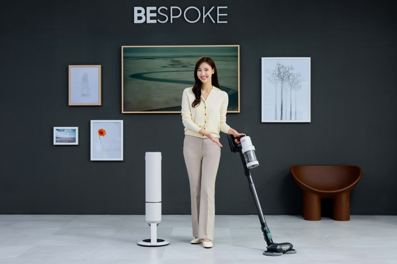 삼성전자 모델이 ‘비스포크 제트 AI’ 신제품을 소개하고 있는 모습.[삼성전자 제공]
