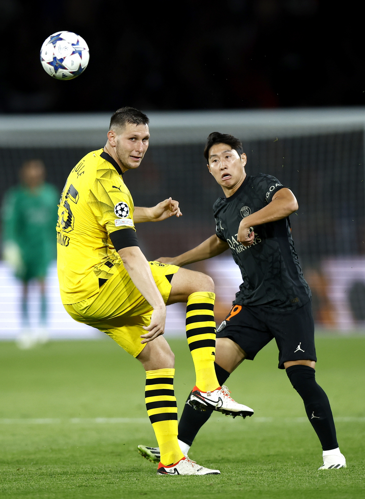 PSG 이강인이 도르트문트와의 경기에서 볼을 다투고 있다.[EPA]