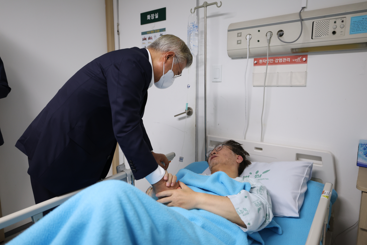 문재인 전 대통령이 19일 오후 서울 중랑구 녹색병원을 방문해 입원 중인 더불어민주당 이재명 대표를 만나고 있다. [연합]
