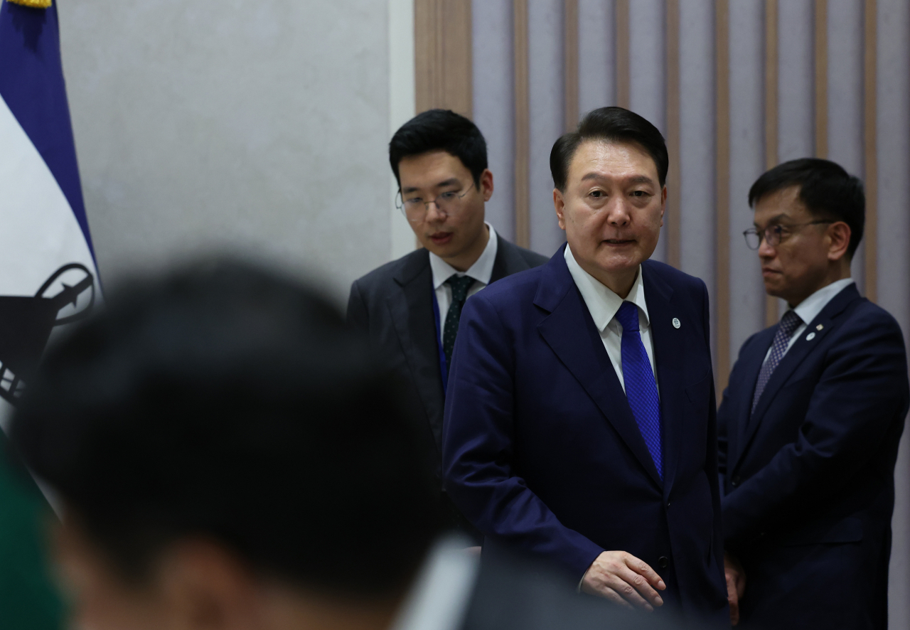 제78차 유엔총회 참석차 미국을 방문 중인 윤석열 대통령이 19일(현지시간) 뉴욕에서 열린 한·레소토 정상회담에서 은초코아네 사무엘 마테카네 레소토 총리와 기념촬영을 마치고 자리로 향하고 있다. [연합]