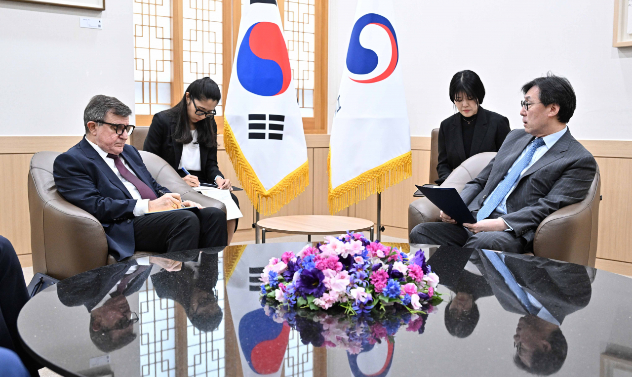 장호진 외교부 제1차관(오른쪽)이 19일 오후 안드레이 보르소비치 쿨릭 주한 러시아대사를 외교부로 초치했다. [외교부 제공]
