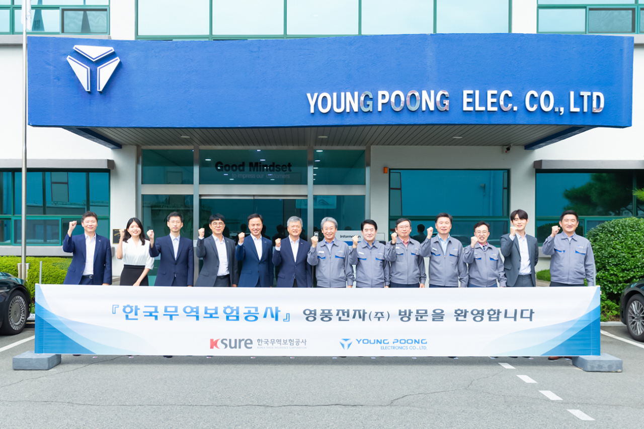이인호(왼쪽 여섯번째) 한국무역보험공사 사장은 19일 경남 창원시 의창구 소재 방산용 전자제어장치 제조 중소기업인 영풍전자에서 관계자들과 기념촬영을 하고 있다. [한국무역보험공사 제공]