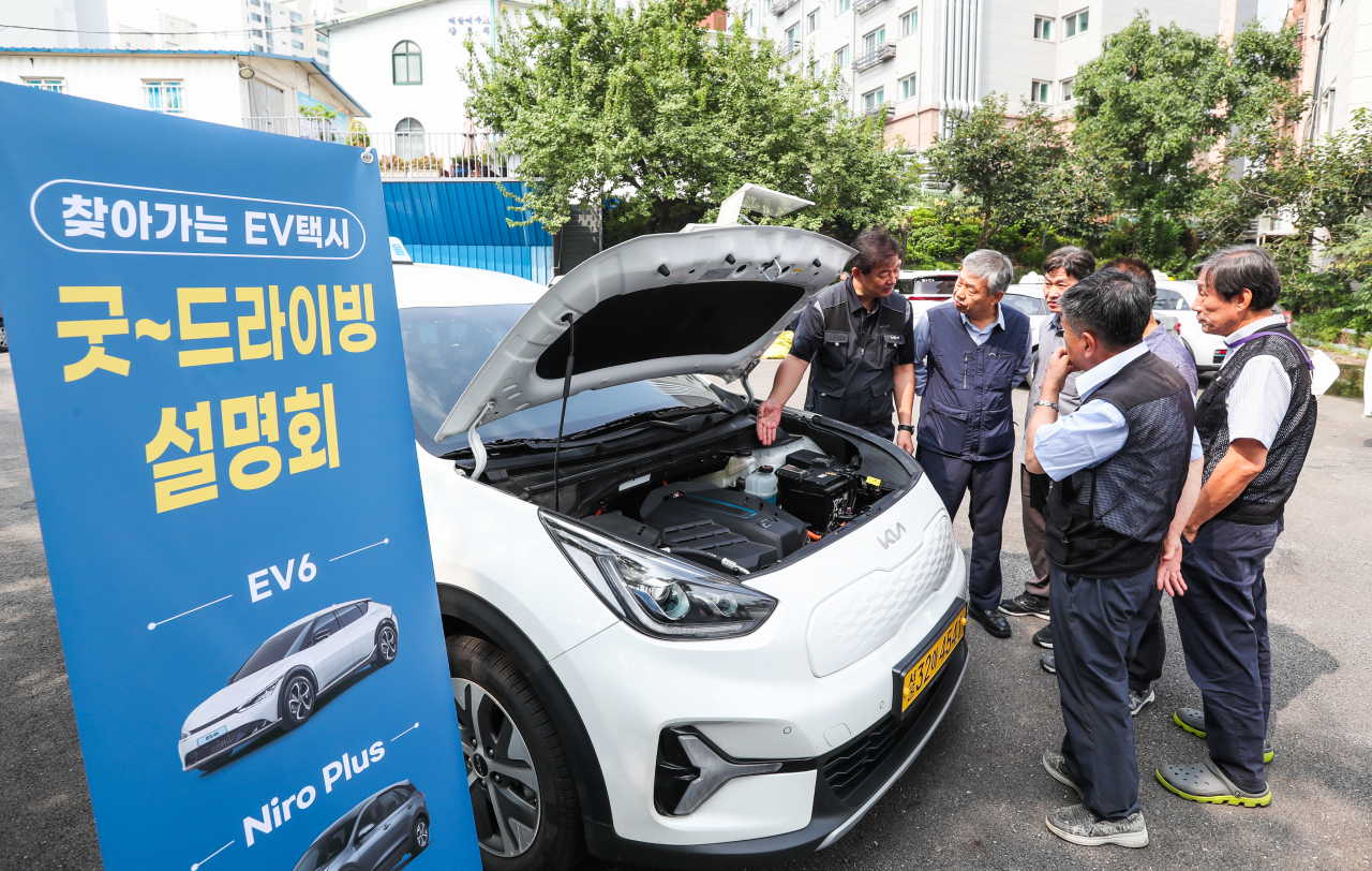 서울 개인택시 남서지부 소속 택시 운전자들이 지난 19일 기아의 전기차 택시 고객 대상 안전 교육 프로그램 ‘찾아가는 EV 택시 굿 드라이빙’에 참여하고 있는 모습. [기아 제공]