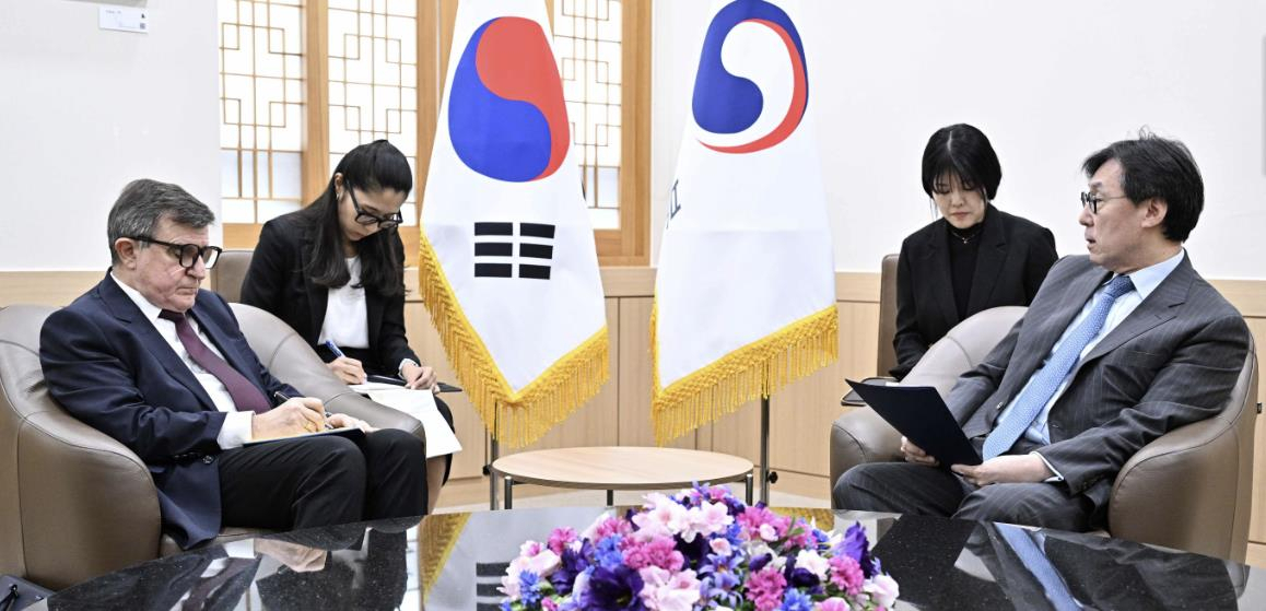 정부가 19일 안드레이 보르소비치 쿨릭(왼쪽) 주한 러시아대사를 외교부로 초치해 최근 러시아와 북한 간 무기 거래와 군사 협력 문제 논의에 대한 엄중한 입장을 전달했다. 장호진 외교부 1차관은 이날 오후 쿨릭 대사를 종로구 외교부 청사로 불러 러시아가 북한과의 군사협력 움직임을 즉각 중단하고 안보리 결의를 준수할 것을 강력히 촉구했다고 외교부는 전했다. [연합]
