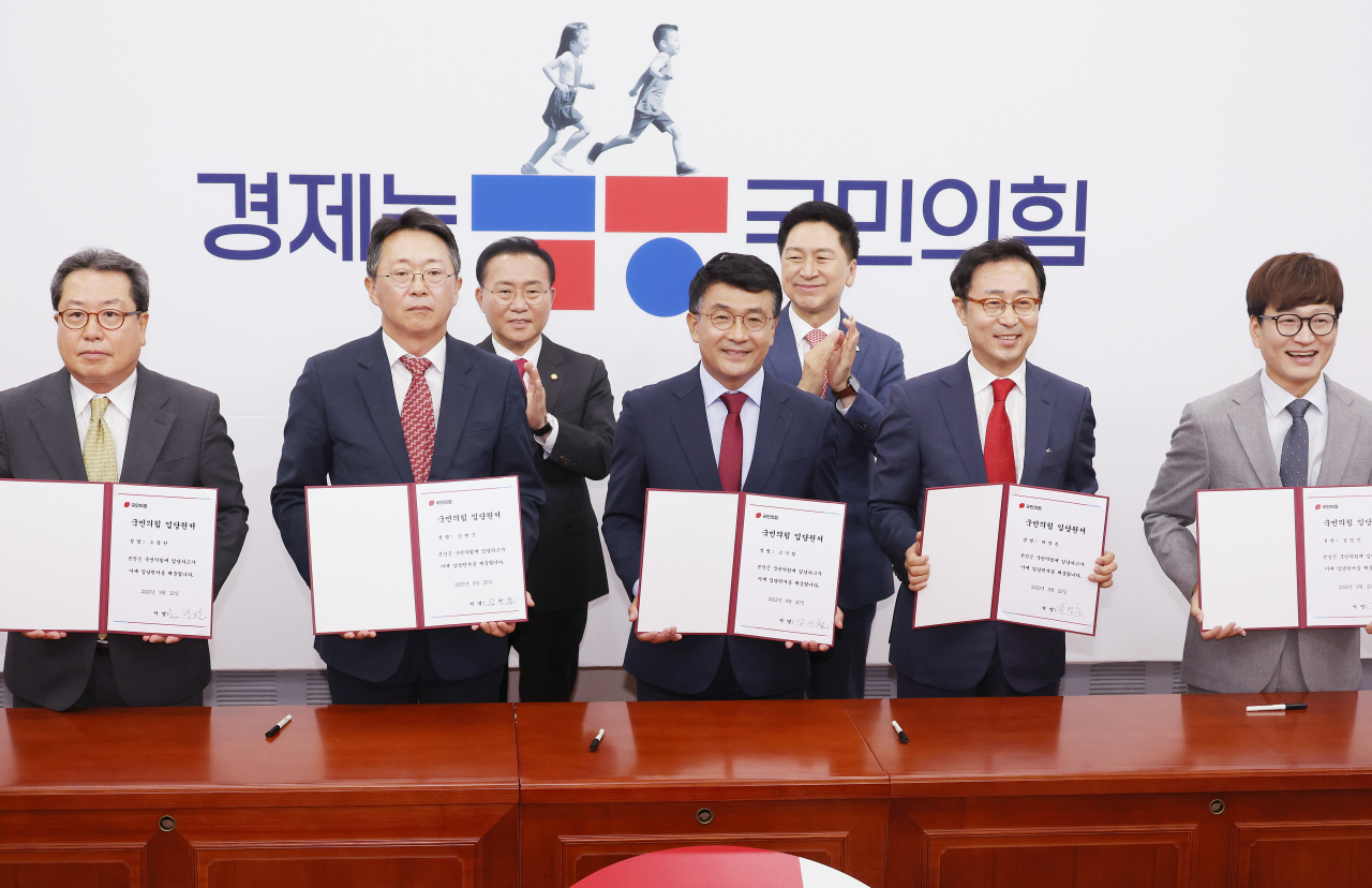 20일 국회에서 열린 국민의힘 입당 환영식에서 김기현 대표(뒷줄 오른쪽)와 윤재옥 원내대표가 이날 입당한 인사들과 기념사진을 찍고 있다. 왼쪽부터 조광한 전 남양주 시장, 김현준 전 국세청장, 고기철 전 제주경찰청장, 박영춘 전 SK그룹 부사장, 개그맨 출신 김영민 씨. [연합]