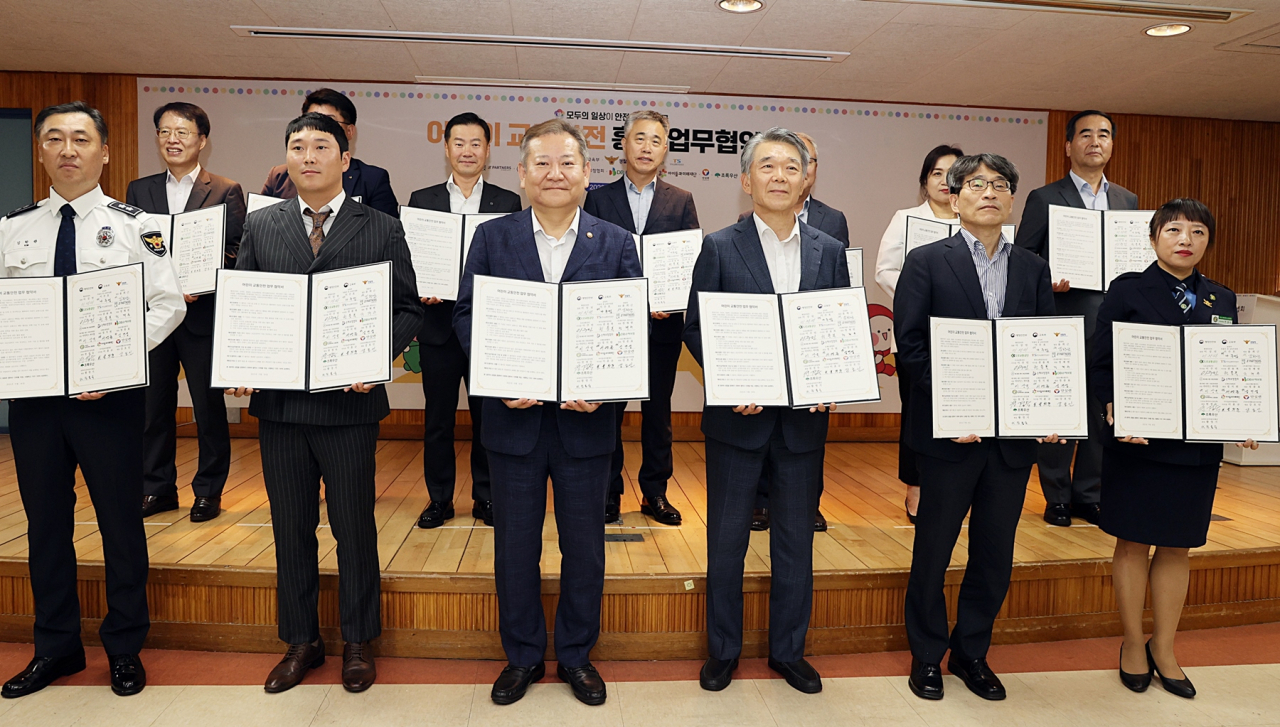 이상국 (뒷줄 왼쪽 세번째) 메르세데스-벤츠 사회공헌위원회 위원과 이상민 (앞줄 왼쪽 세번째) 행정안전부 장관 등 관계자들이 기념사진을 촬영하고 있다. [메르세데스-벤츠 사회공헌위원회 제공]