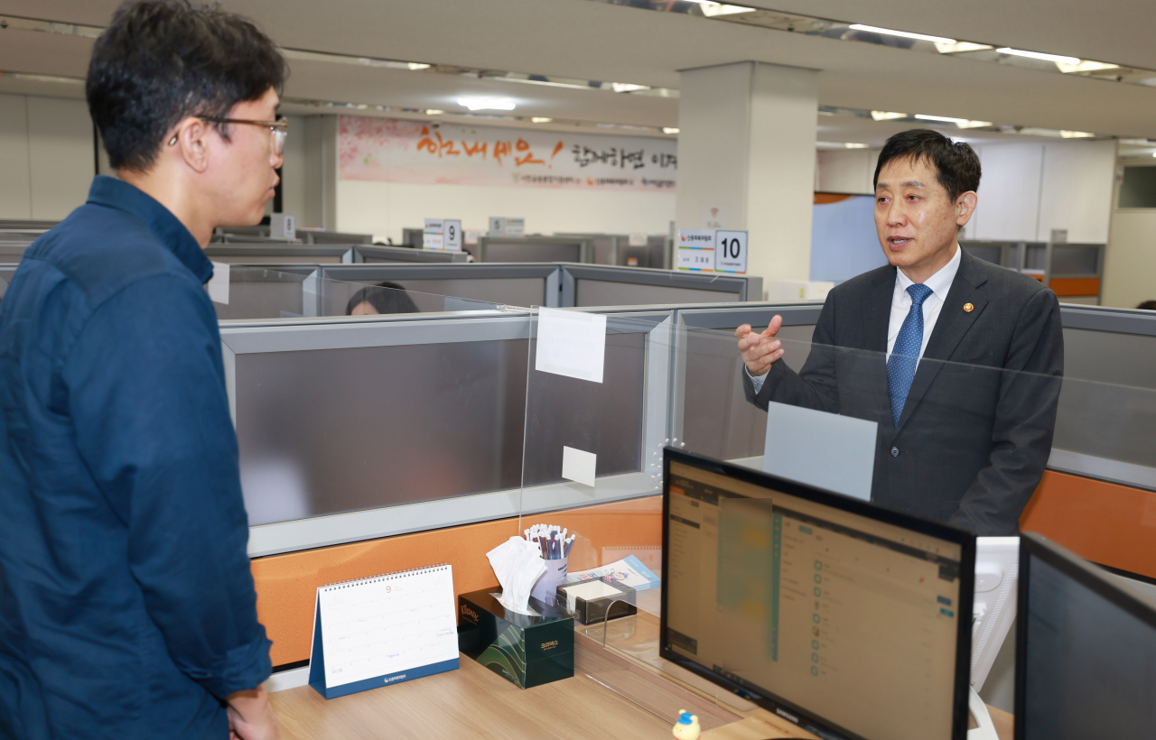 김주현 금융위원장이 지난 9월 20일 오전 서울 중구 중앙 서민금융통합지원센터에 방문해 서민금융 지원 현장에서 근무하는 상담센터 직원들을 격려하던 모습. [금융위원회 제공]