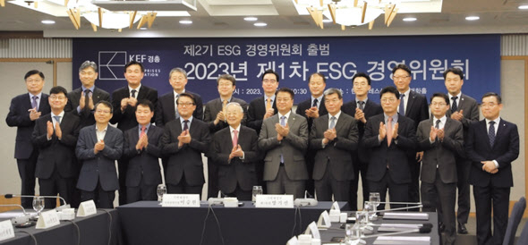 지난 5월 출범한 한국경영자총협회 제2기 ESG 경영위원회 출범식 현장에서 손경식(앞줄 왼쪽 다섯 번째) 경총 회장과 각 기업 관계자들이 기념사진을 촬영하고 있다. [경총 제공]