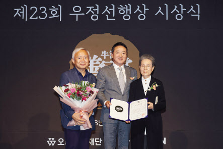 이웅열(가운데) 코오롱그룹 오운문화재단 이사장이 19일 서울 마곡 코오롱 원앤온리타워에서 열린 제23회 우정선행상 시상식에서 대상을 수상한 상록야학의 한윤자(오른쪽) 교장, 황기연(왼쪽) 교무부장과 기념촬영을 하고 있다. [코오롱 제공]