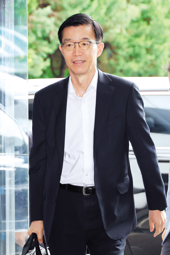 방문규 산업통상자원부 장관은 20일 취임 일성으로 수출 확대, 첨단산업 초격차 확대, 원전 생태계 복원을 3대 핵심 정책 방향으로 제시했다. [연합]
