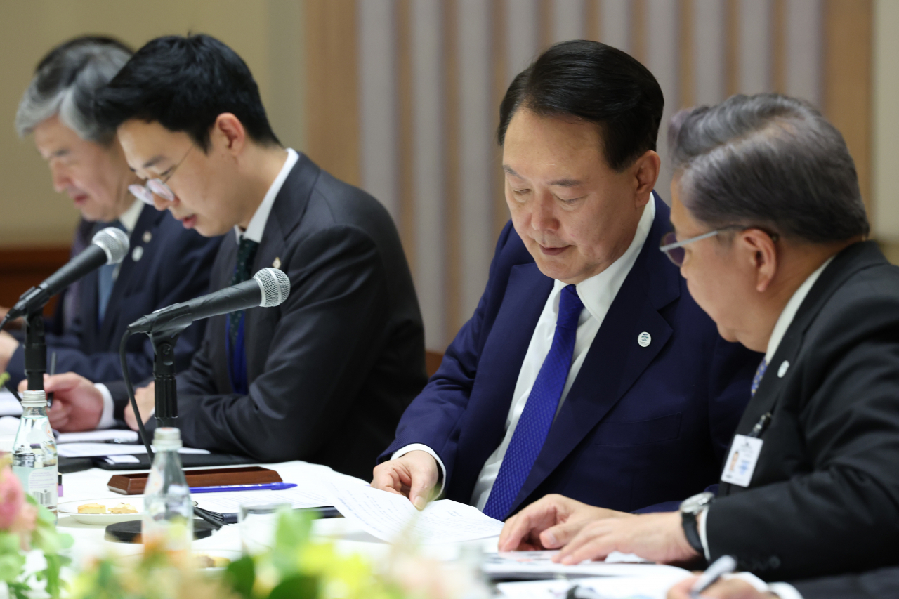 제78차 유엔총회 참석차 미국을 방문 중인 윤석열 대통령이 19일(현지시간) 뉴욕에서 열린 한·수리남 정상회담에서 박진 외교부 장관과 대화하고 있다. [연합]