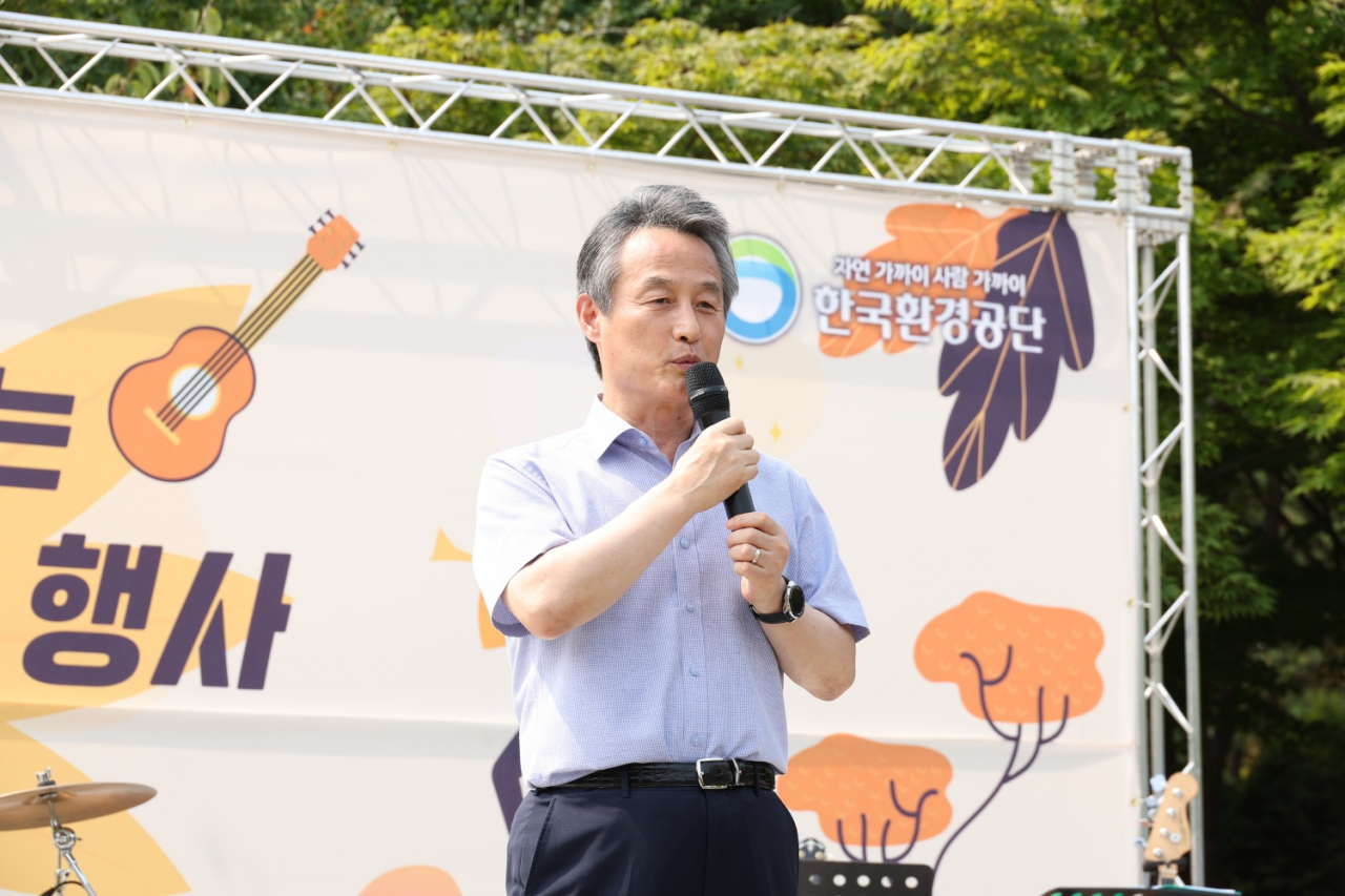 안병옥 한국환경공단 이사장이 19일 ‘환경사랑 나눔장터’에서 인사하고 있다. 공단은 환경사랑 나눔장터를 통해 임직원들의 기증 물품을 재판매해 발생한 수익금을 취약계층에 기부했다.[한국환경공단 제공]