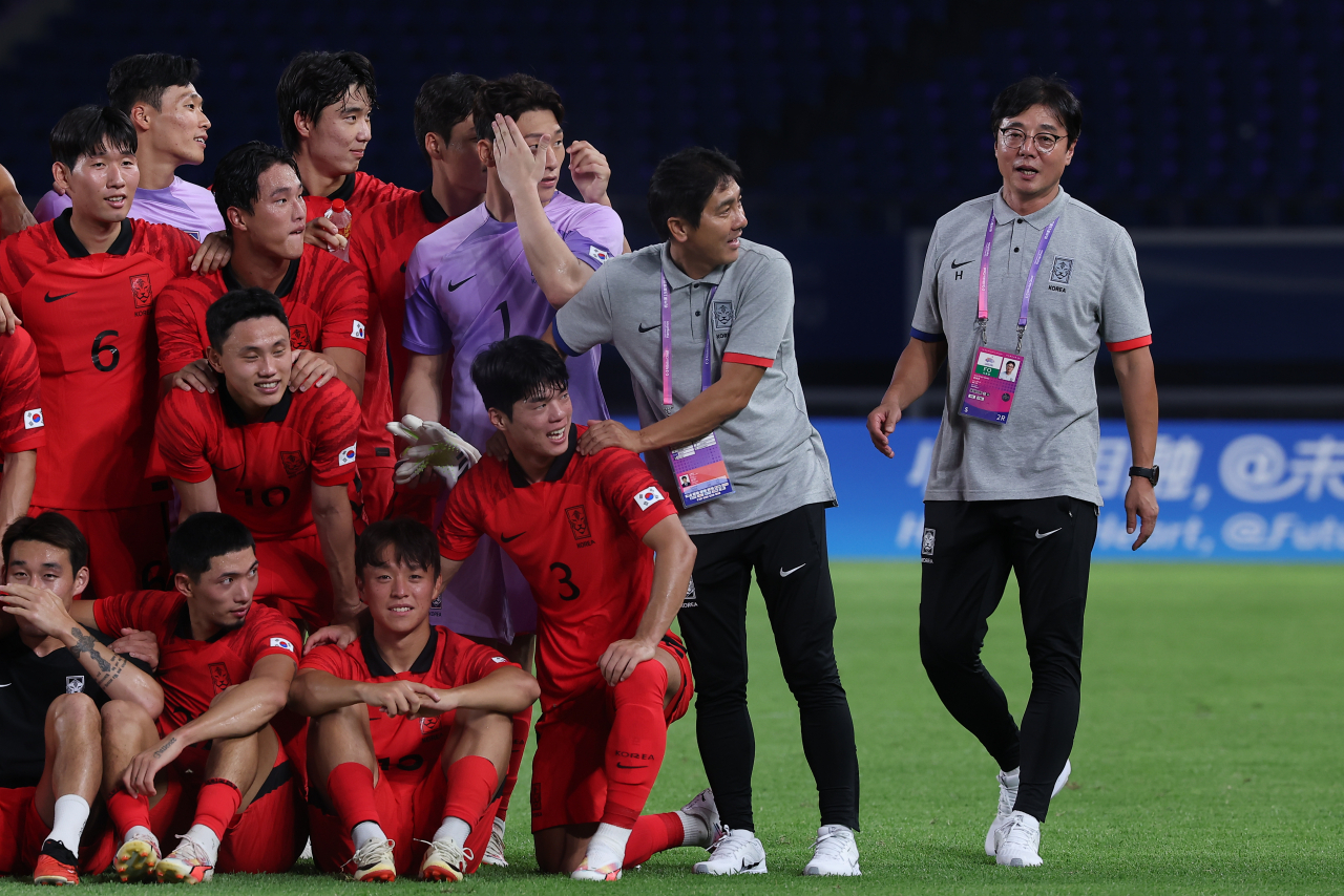 19일 오후 중국 저장성 진화시 진화스타디움에서 열린 항저우 아시안게임 남자축구 조별리그 1차전 한국과 쿠웨이트의 경기. 9-0 대승을 이끈 황선홍 감독이 단체 기념촬영에 동참하고 있다. [연합]