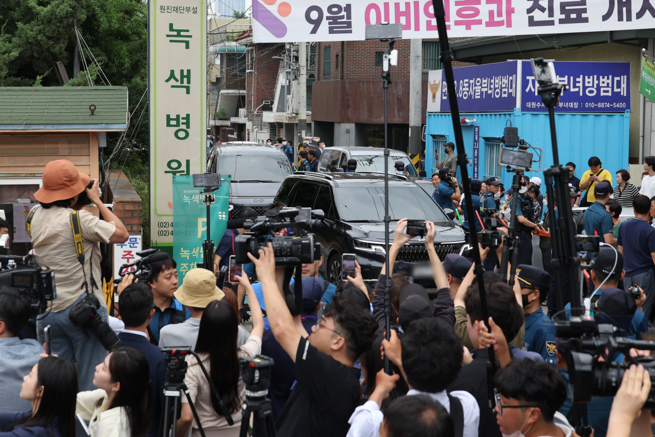 문재인 전 대통령의 차량이 19일 오후 더불어민주당 이재명 대표가 입원 중인 서울 중랑구 녹색병원에 들어서고 있다. [연합]
