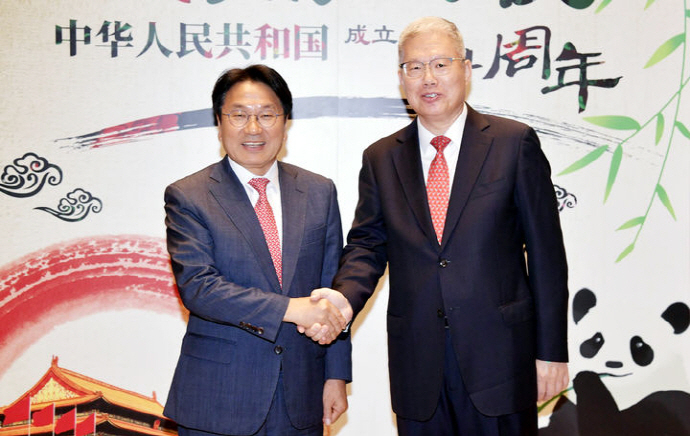 강기정 광주시장(왼쪽)이 13일 광주 서구 웨딩그룹위더스에서 열린 중국 창건 74주년 리셉션에 참석해 장청강 주광주중국총영사와 악수하고 있다.[광주시 제공]