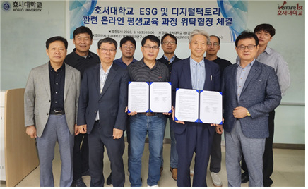 사진설명: 호서대학교 디지털팩토리연구소 김수영교수(좌측), 미네르바온라인칼리지 이학춘교수(우측)와 디지털팩토리 연구원