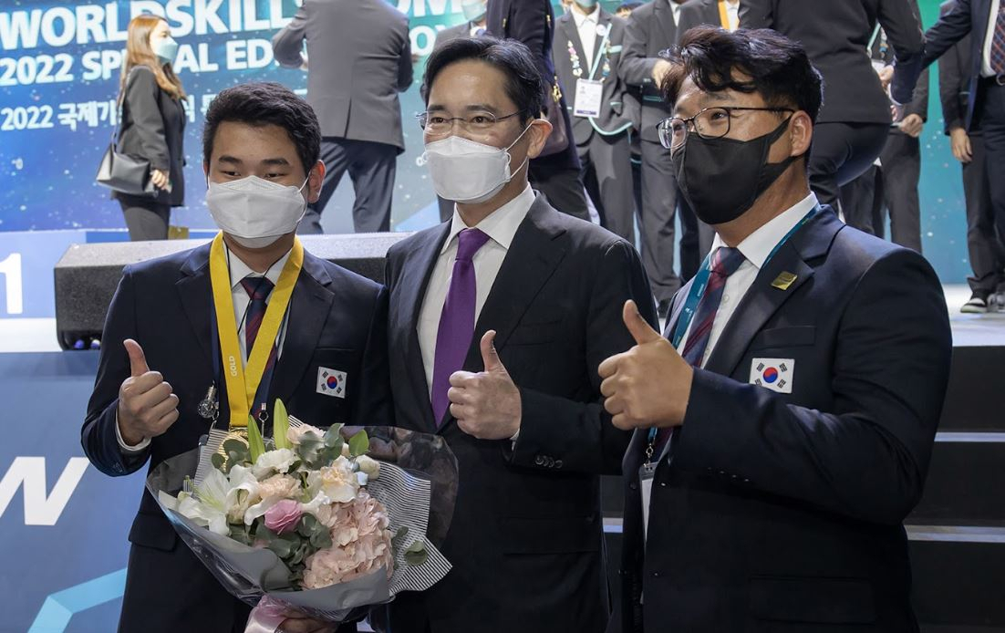 지난 10월 17일 경기도 고양시 킨텍스에서 열린 '2022 국제기능올림픽 특별대회 고양' 폐회식에서 이재용 삼성전자 회장이 대한민국 국가대표 선수·운영진과 기념 촬영을 하고 있다. [삼성전자 제공]