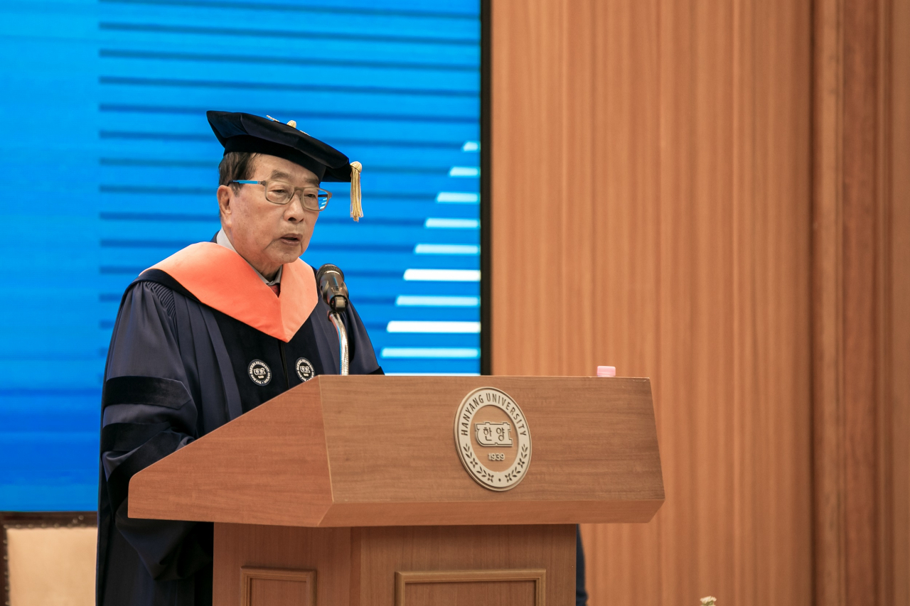 김재철 동원그룹 명예회장이 19일 한양대학교 백남학술정보관에서 열린 명예 공학박사 학위 수여식에서 답례사를 하고 있다. [동원그룹 제공]